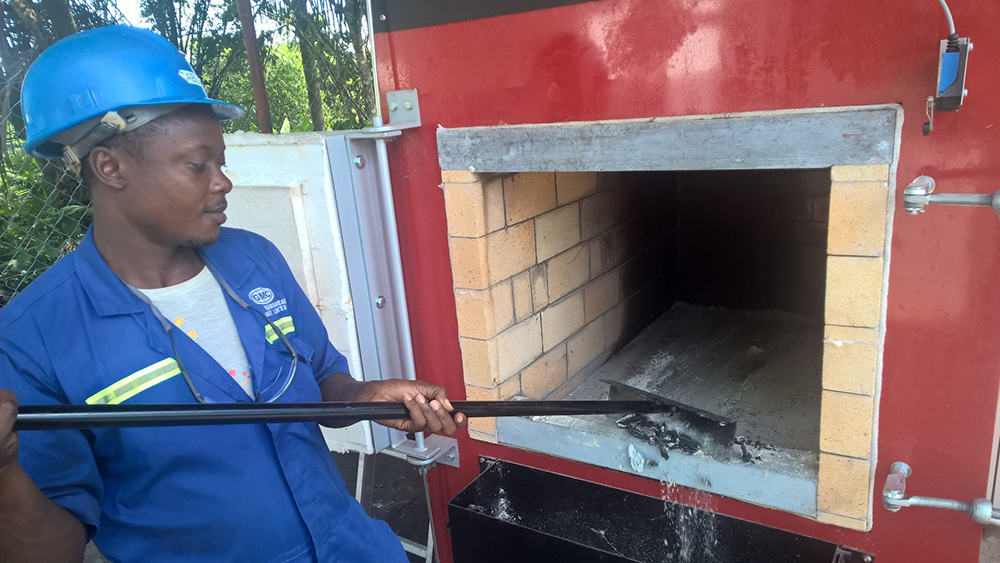 Removing ash after burning medical waste in an incinerator