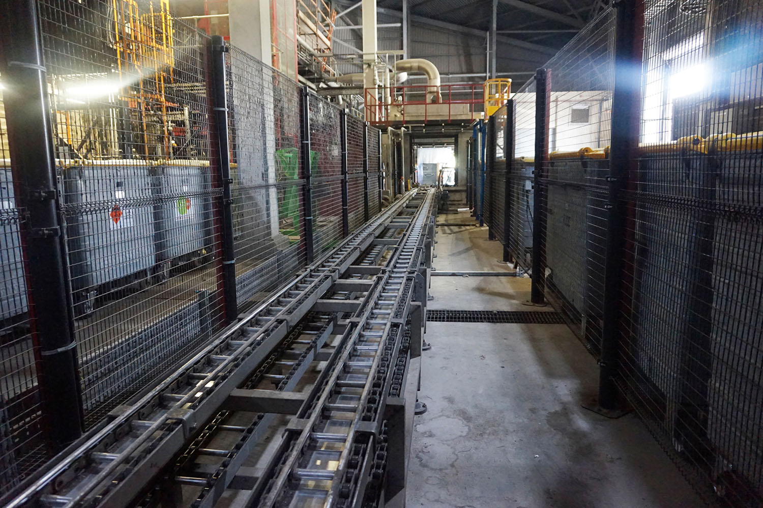 Automatic waste loading conveyor