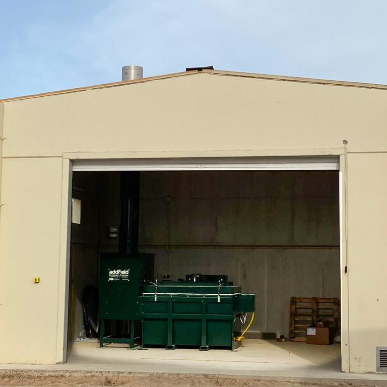 Farm building for an incinerator